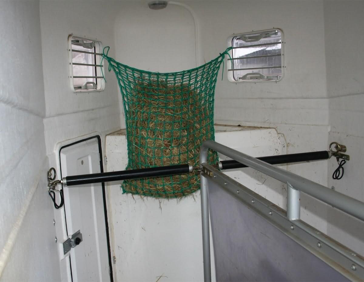 CG Heunetz Größe S – 1 M X 0,9 M, Maschenweite 4,5 Cm, Für Barhufige Pferde, Inkl. Aufhängeband & Holzstab