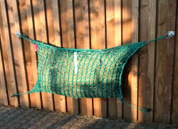 CG Heunetz M schmal 1m x 0,75m für ca. 6 kg Heu MW45mm inkl. Schnur und Aufhaltestab - CG HEUNETZE