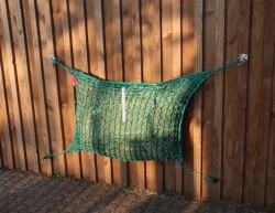 CG Heunetz M schmal 1m x 0,75m für 6 kg Heu MW 60mm inkl. Schnur und Aufhaltestab - CG HEUNETZE